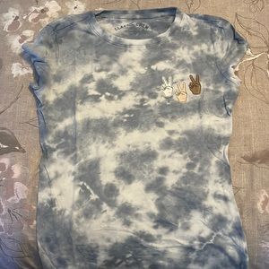 Size M, if you like  shirts tight in body this is the perfect shirt!